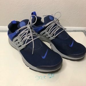 Men’s Nike shoes. Great condition. Navy blue and gray